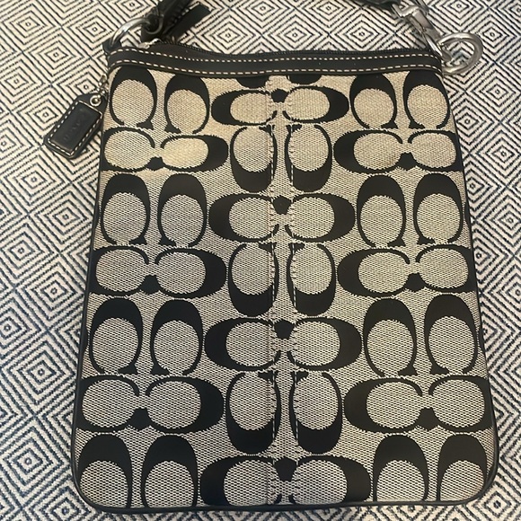 Vintage Coach Signature Black and Gray crossbody bag - Picture 3 of 7